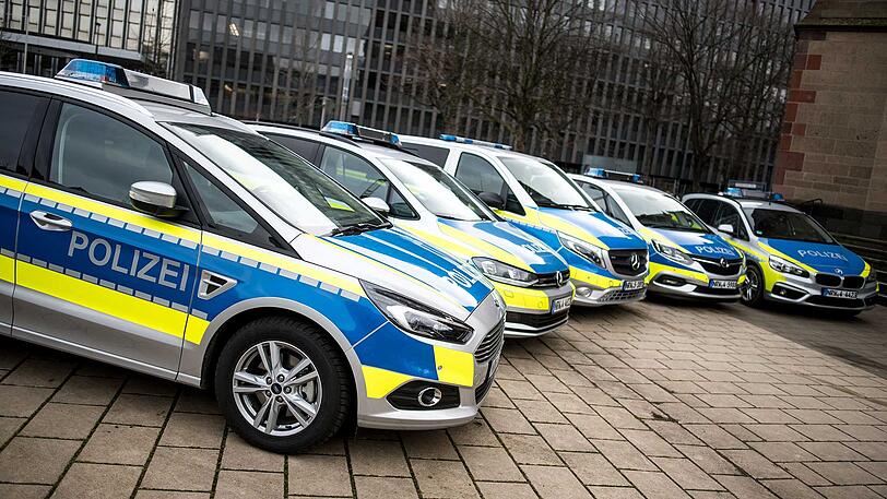 Die neuen Vans stehen zum Testen bereit - auch ein BMW-Modell ist darunter.