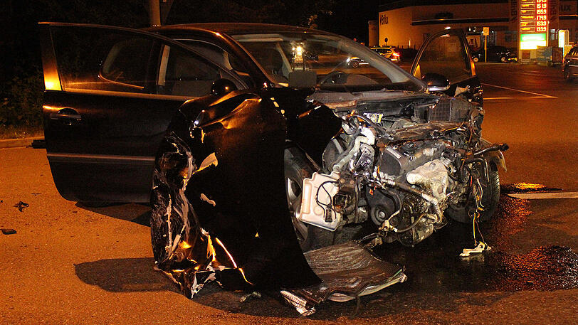 Der Flüchtige rammte an einer Kreuzung mit seinem Audi einen VW Polo. Die Bilder vom spektakulären Crash.