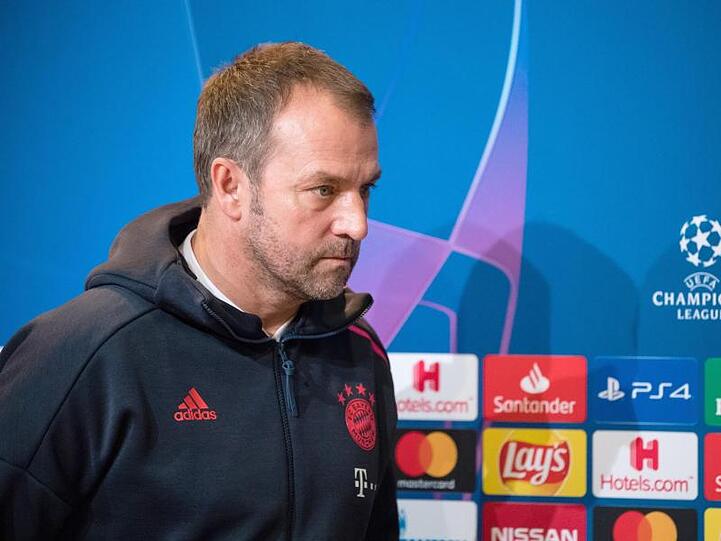 Trainer Hansi Flick vom FC Bayern München verlässt das Podium. Foto: Matthias Balk/dpa