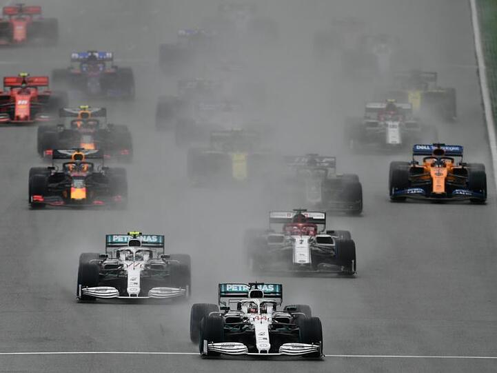 Nach dem Start lag Weltmeister Lewis Hamilton an der Spitze des Feldes.