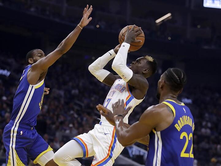 Dennis Schröder (M) von Oklahoma City Thunder in Aktion am Korb.