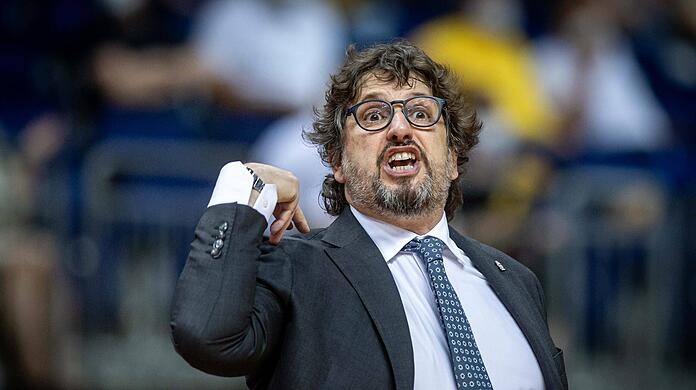 Immer mit vollem Einsatz dabei: Andrea Trinchieri, Trainer der Bayern-Basketballer.