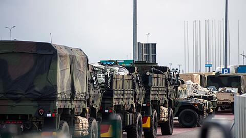 Lastwagen der US-Armee auf einem Militärstützpunkt in Polen.