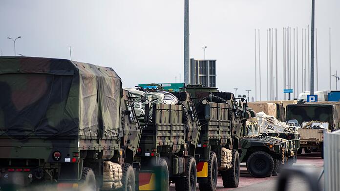 Lastwagen der US-Armee auf einem Militärstützpunkt in Polen. Lastwagen der US-Armee auf einem Militärstützpunkt in Polen.