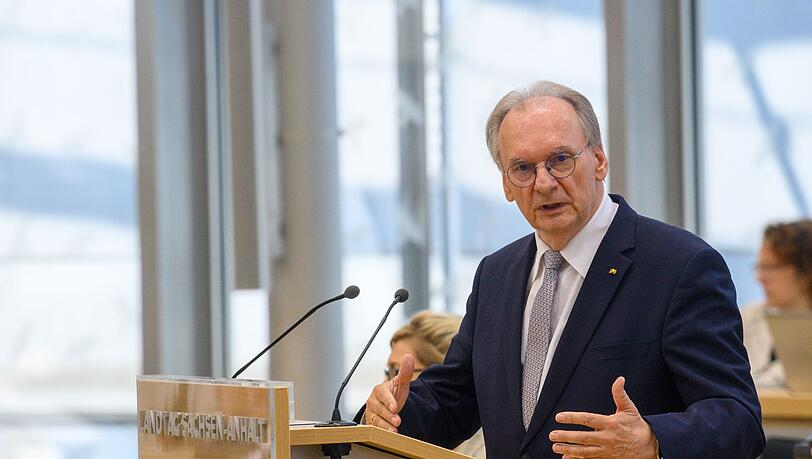 Sachsen-Anhalts Ministerpräsident Reiner Haseloff (CDU) würde nach eigenen Worten im Falle einer AfD-Regierung über einen Wegzug nachdenken