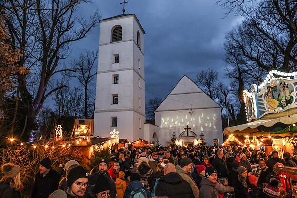 Viel los ist auf dem Herrschinger Christkindlmarkt an der Evangelischen Erlöserkirche.