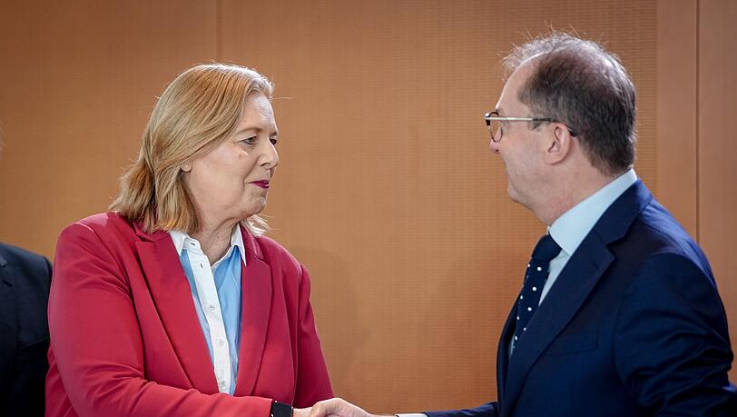 Bundessozialministerin B&auml;rbel Bas (SPD) und Innenminister Alexander Dobrindt (CSU) - hier im Bundeskabinett - haben sich auf einen Aktionsplan gegen Sozialmissbrauch verst&auml;ndigt. (Archivfoto)