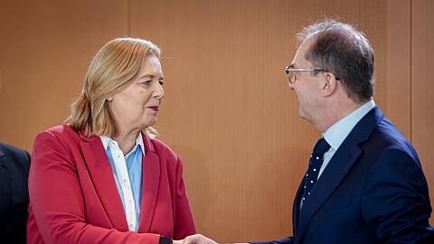 Bundessozialministerin B&auml;rbel Bas (SPD) und Innenminister Alexander Dobrindt (CSU) - hier im Bundeskabinett - haben sich auf einen Aktionsplan gegen Sozialmissbrauch verst&auml;ndigt. (Archivfoto)