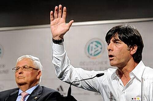 DFB-Präsident Theo Zwanziger (l.) will Bundestrainer Joachim Löw unbedingt halten, doch mit jedem Erfolg wird Jogis Verhandlungs-Position besser.