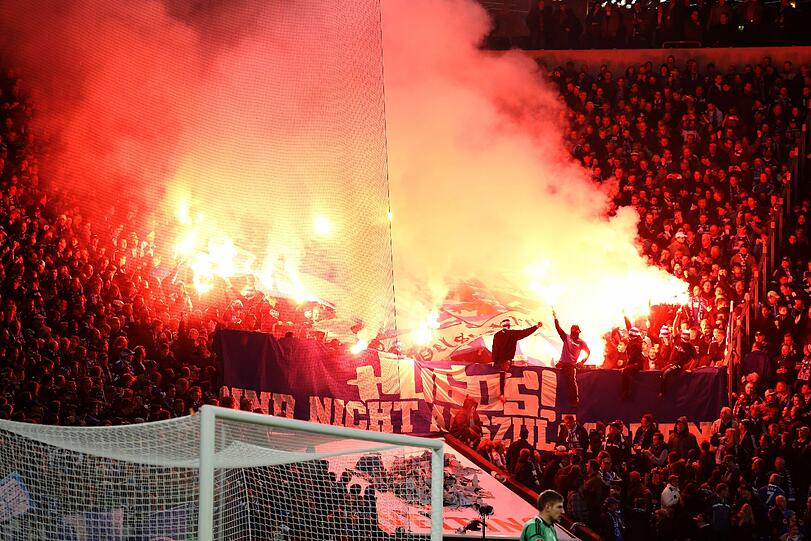 24.11.2012 Randale in der Arena auf Schalke: Schalker Ultras zündeten mehrere Bengalos, so dass die zweite Halbzeit nur mit Verspätung beginnen konnte. Die Polizei hat ein Strafverfahren eingeleitet.