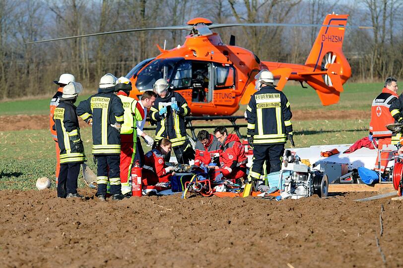 Der 82-jährige Pilot musste per Hubschrauber in eine Frankfurter Klinik geflogen werden.