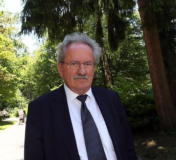 Auch Alt-Oberbürgermeister Christian Ude (SPD) erweist Zehetmeier die letzte Ehre.
