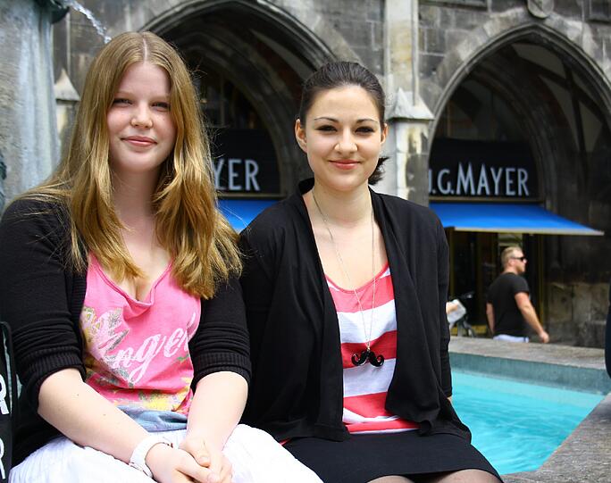 Katherina und Romina kommen gerade aus der Schule und wollen das neuerdings freie W-Lan am Marienplatz nutzen.