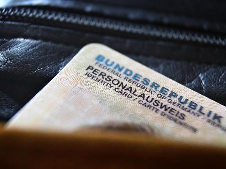 Ein deutscher Personalausweis ragt aus einer Geldbörse.