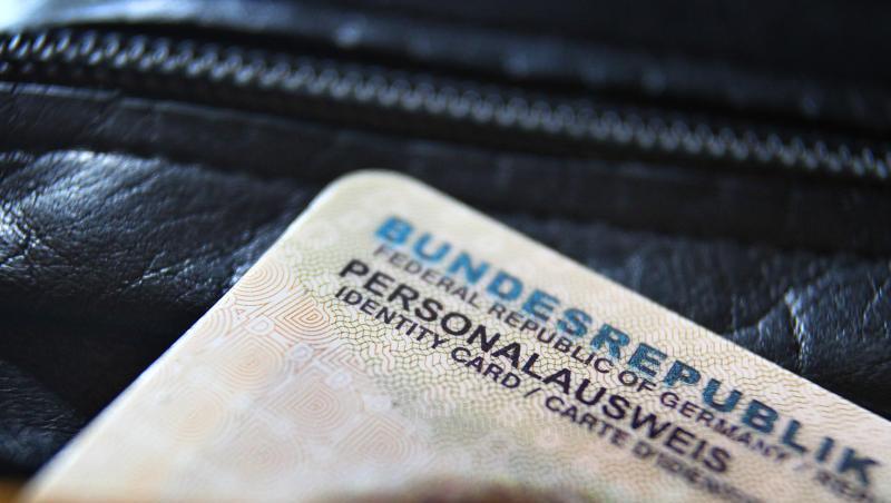 Ein deutscher Personalausweis ragt aus einer Geldbörse. Ein deutscher Personalausweis ragt aus einer Geldbörse.