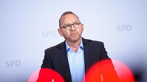 Frank Werneke, Vorsitzender der Vereinten Dienstleistungsgewerkschaft (ver.di), spricht während einer Pressekonferenz im Rahmen einer Klausurtagung des SPD-Parteivorstandes zu den anwesenden Journalisten.