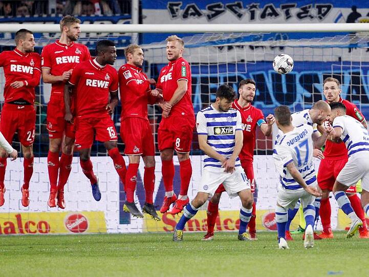Duisburgs Kevin Wolze (3.v.r.) trifft per Freistoß zum 4:4-Endstand gegen Köln.