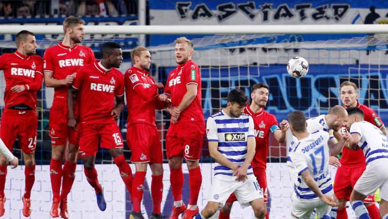 Duisburgs Kevin Wolze (3.v.r.) trifft per Freistoß zum 4:4-Endstand gegen Köln. Duisburgs Kevin Wolze (3.v.r.) trifft per Freistoß zum 4:4-Endstand gegen Köln.