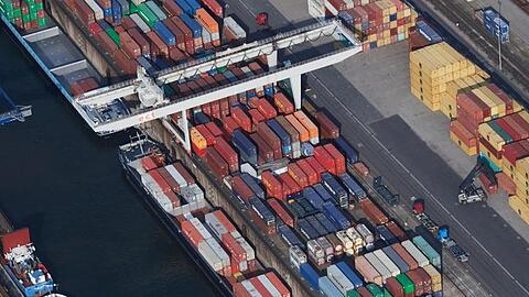 Die deutsche Wirtschaft wird sich nach Einschätzung der Bundesbank nur langsam vom tiefen Einbruch erholen.