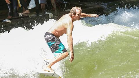 Robby Naish steht wie eine Eins auf der Eisbachwelle, kein Wunder, er ist ja Profi.