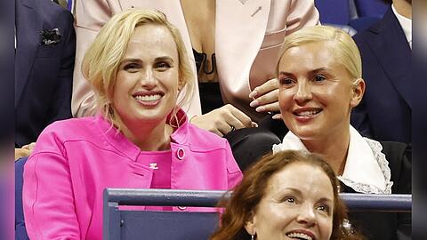 Rebel Wilson (li.) mit Partnerin Ramona Agruma bei den US Open.