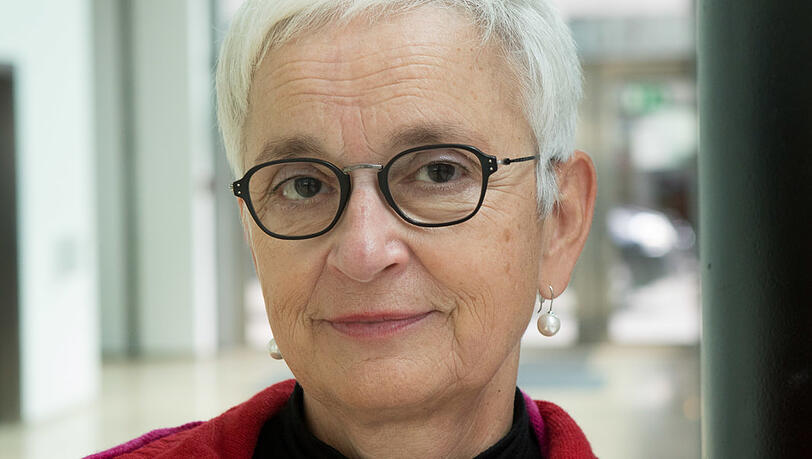 Barbara Mundel wurde 1959 in Hildesheim geboren. Sie studierte Neuere Deutsche Literatur, Kunstgeschichte und Theaterwissenschaft. Ab den 80er-Jahren arbeitete sie als Dramaturgin in Basel, Berlin und München. Von 2006 bis 2017 war sie Intendantin in Freiburg. Seit 2020 leitet sie die Kammerspiele.