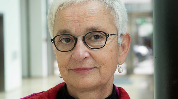 Barbara Mundel wurde 1959 in Hildesheim geboren. Sie studierte Neuere Deutsche Literatur, Kunstgeschichte und Theaterwissenschaft. Ab den 80er-Jahren arbeitete sie als Dramaturgin in Basel, Berlin und München. Von 2006 bis 2017 war sie Intendantin in Freiburg. Seit 2020 leitet sie die Kammerspiele.