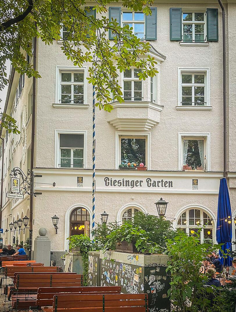 Der Giesinger Garten, in Mitten von Kastanienbäumen. Der Giesinger Garten, in Mitten von Kastanienbäumen.