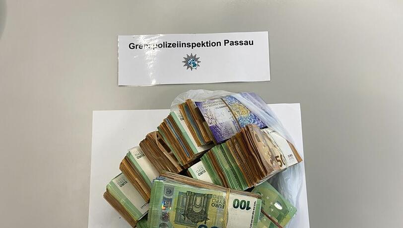 Die Beamten stellten die Geldscheine sicher.