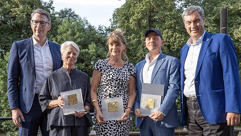 Markus S&ouml;der (re.) und Markus Blume (li.) mit Eva Felten, Claudia Halmer-Gerhardt und Josef E. K&ouml;pplinger (von li.).