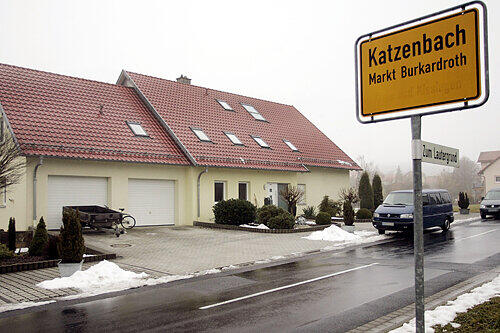 Bluttat zu Silvester: Dieses Haus in Burkardroth war Schauplatz des Familiendramas. Jetzt steht der Ehemann vor Gericht.