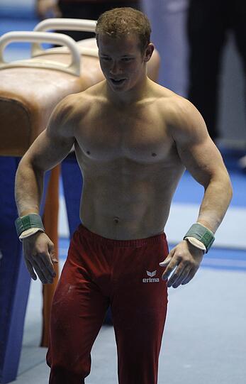 Auch Super-Turner Fabian Hambuechen präsentiert gerne seinen perfekten Wachbrett-Bauch. Und diese starken Schultern...