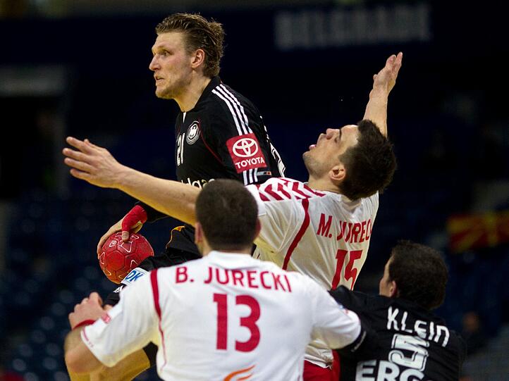 Der deutsche Handballer Lars Kaufmann (l.) wird vom Polen Michal Jurecki attackiert.