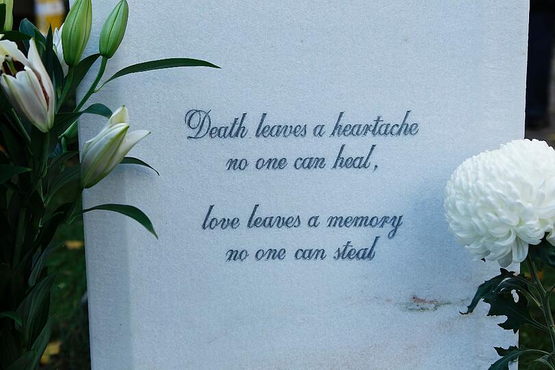Der Spruch: &bdquo;Death leaves a heartache, no one can heal. Love leaves a memory, no one can steal&ldquo;.