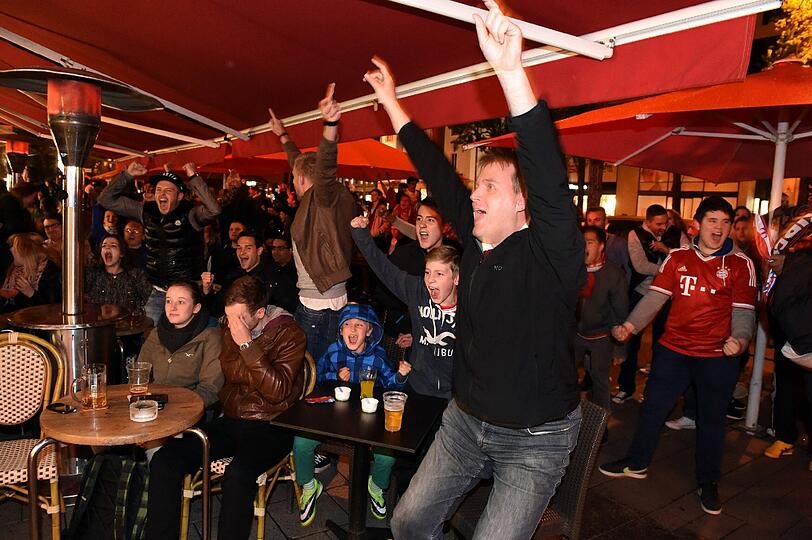 Forever Number 1: Bayern-Fans feiern am Samstagabend den Pokalsieg gegen Borussia Dortmund auf der Leopoldstraße.