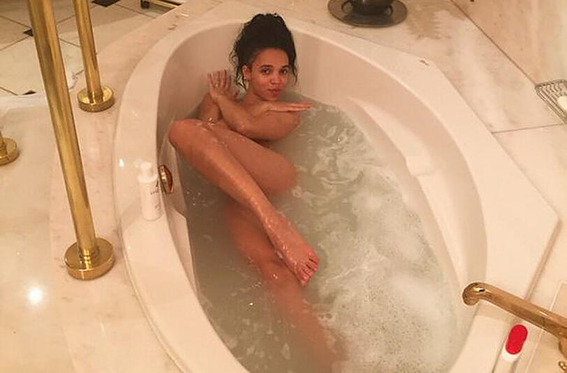 Auch die Musikerin und Verlobte von Robert Pattinson FKA Twigs lässt sich nackt in der Badewanne fotografieren.