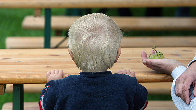 Zwar leben in Bayern im Deutschlandvergleich die wenigsten Kinder in Armut, dennoch gibt es auch hier regionale Unterschiede. Zwar leben in Bayern im Deutschlandvergleich die wenigsten Kinder in Armut, dennoch gibt es auch hier regionale Unterschiede.