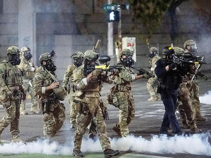 Bundespolizisten treiben in Portland Demonstranten von "Black Lives Matter" auseinander.