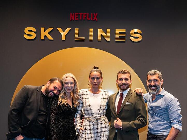 Die Schauspieler Sahin Eryilmaz (l-r), Anna Herrmann, Peri Baumeister, Edin Hasanovic und Erdal Yildiz bei der "Skylines"-Premiere in Frankfurt.
