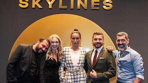 Die Schauspieler Sahin Eryilmaz (l-r), Anna Herrmann, Peri Baumeister, Edin Hasanovic und Erdal Yildiz bei der "Skylines"-Premiere in Frankfurt.