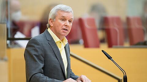 Ralf Stadler (AfD), Landtagsabgeordneter, spricht bei der Plenarsitzung im Landtag.