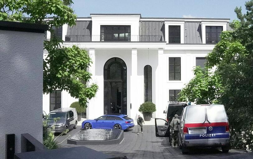 Besuch von der Polizei: Am Dienstag (25. Juni) durchsuchen Ermittler die Luxus-Villa von René Benko in Innsbruck-Igls. In Wien werden Geschäftsräume durchsucht.