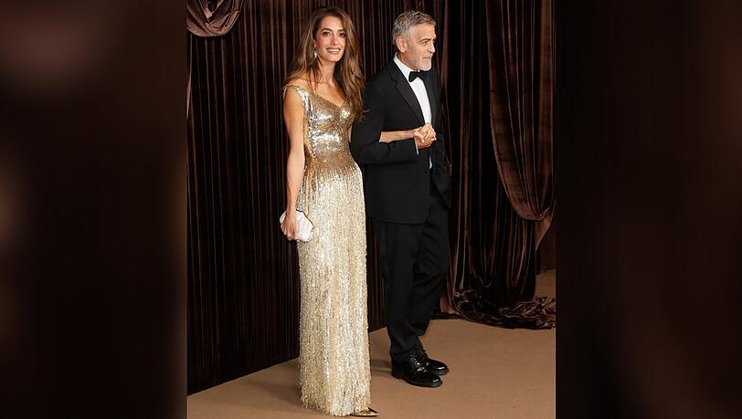In London hat sich Amal Clooney bei der Ankunft zu den Albies an der Seite von Ehemann George in einem Traum von Gucci gezeigt.