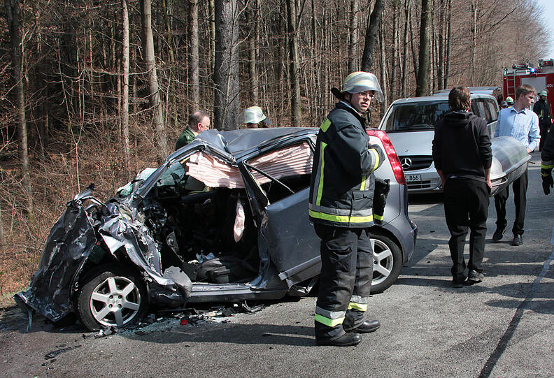 Schwerer Unfall auf der B12: Der Fahrer des Nissan kam dabei ums Leben.
