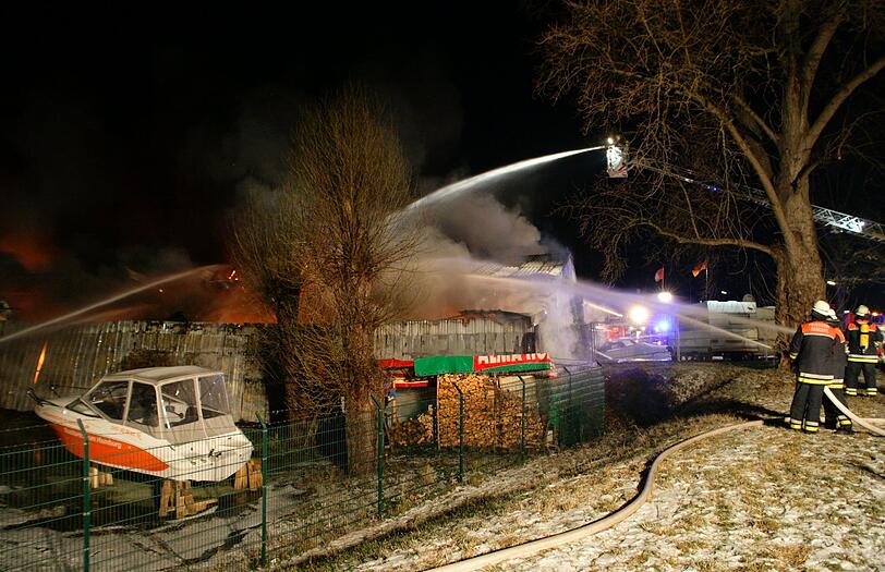 Das Feuer zerstörte mindestens dreißig Yachten.