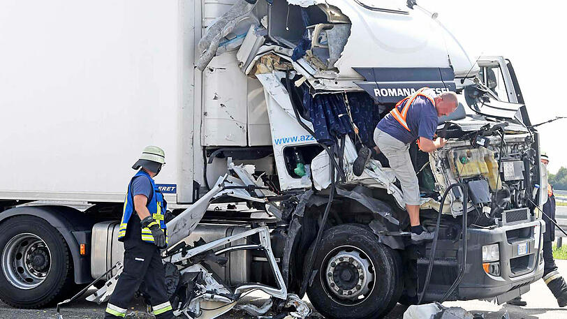 Auf der A99 bei Aschheim raste ein LKW auf das Heck eines anderen bremsenden Gespanns. Der Fahrer wurde nur leicht verletzt, es bildete sich ein 12 Kilometer langer Stau.