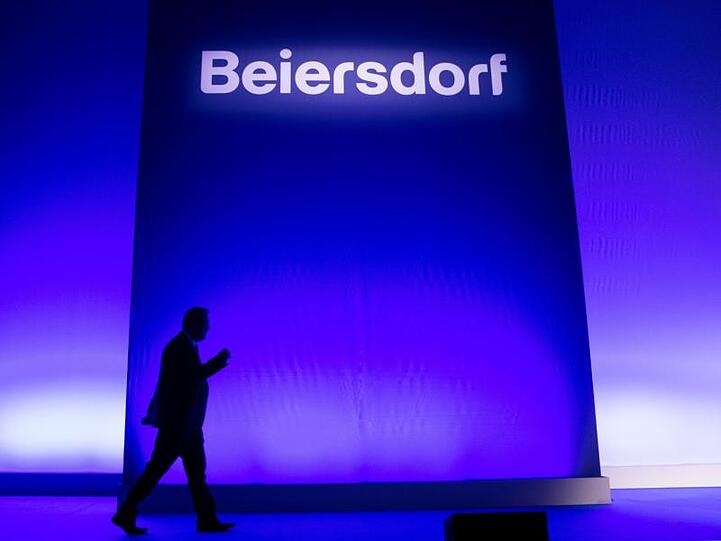 Der Schriftzug des Konsumgüterkonzerns Beiersdorf am Rande einer Hauptversammlung.