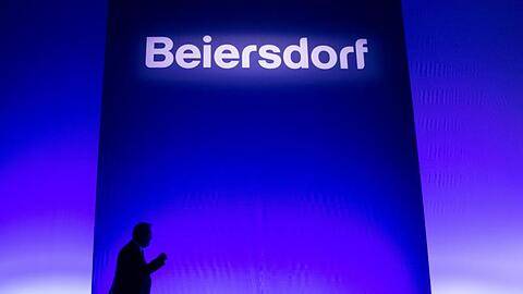 Der Schriftzug des Konsumgüterkonzerns Beiersdorf am Rande einer Hauptversammlung.