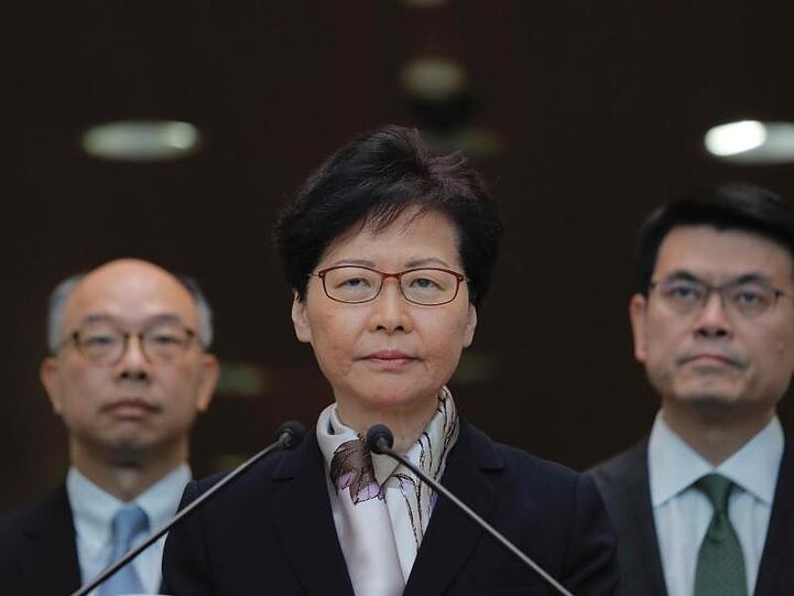 Carrie Lam (M), Regierungschefin von Hongkong verurteilt die anhaltende Gewalt bei Demonstrationen in der Stadt.