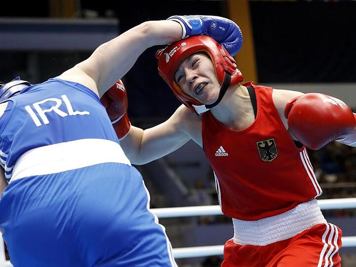 Michaela Walsh (l) aus Irland besiegt Ornella Wahner überraschend im Viertelfinale.